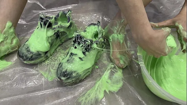 新Trashing Sneakers (Trainers) with Super Sticky Slime总管