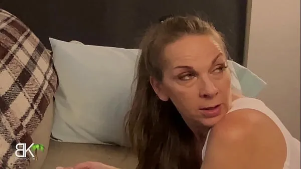 Neue Die geile MILF steckt im Sofa fest und bekommt einen harten Schwanz und Sperma auf den Arsch von Kumpel von nebenan - Teil 3 von 3 Tube insgesamt