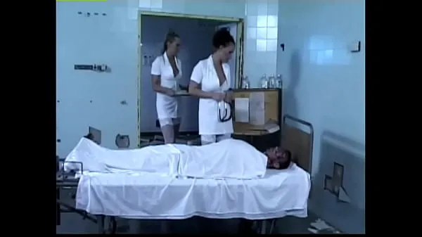 Nowa Two horny nurses play with a patient's cock całkowita rura