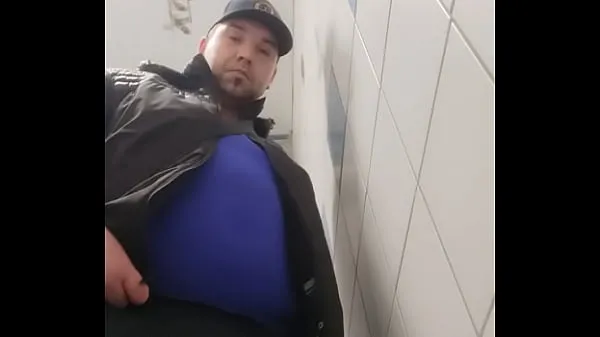 Neue Fetter schwuler Amateur-Dildo in offener öffentlicher Toilette Tube insgesamt