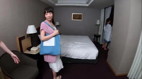 新在一个非常受欢迎甚至被杂志刊登的夜间游泳池里，他得到了一个穿着泳装的漂亮母狗。 跳过理性，她的恶毒本性就会显露出来总管