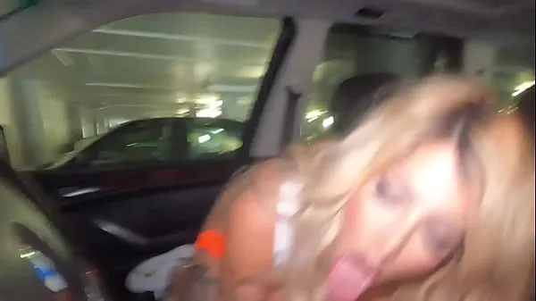 Nytt totalt Tatted Hooters Waitress Sucks Cock in Car for Big Tip rør