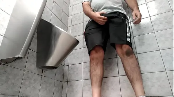 Nouveau Un mec occupé avec une bite non coupée qui fait pipi dans les toilettes publiques tube total