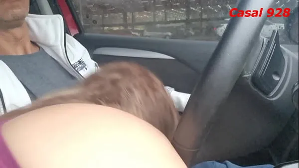 Tabung total Wife giving a blowjob in the supermarket parking lot in broad daylight, she swallowed the cum and even wiped her lips Blowjob inside the car in the parking lot of the market baru