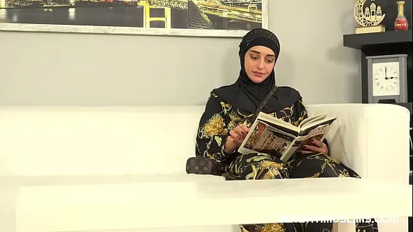 Новая Милая женщина в хиджабе примерила член продавца вместо новой одежды общая труба