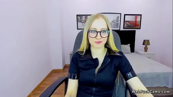 Nouveau MilanaFoster, une blonde amateur mince et sexy, enlève sa chemise noire à manches courtes et montre de beaux petits seins tout en discutant sur sa webcam tube total