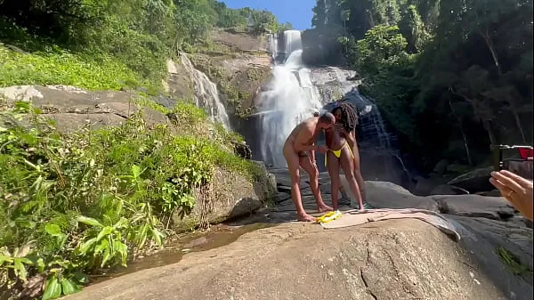 新しいЗакулисное любительское видео с 18-летней чернокожей девушкой, купающейся в водопаде на открытом воздухе (ЗАВЕРШЕНО НА РЭД И ШЕР合計チューブ