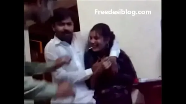 Nowa Pakistani Desi girl and boy enjoy in hostel room całkowita rura
